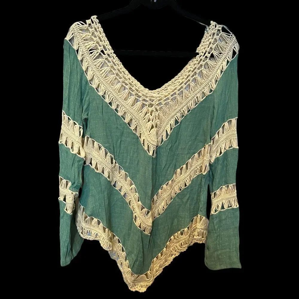 Beautiful Umgee Boho long sleeve blouse with yarn, Medium green and cream V neck
